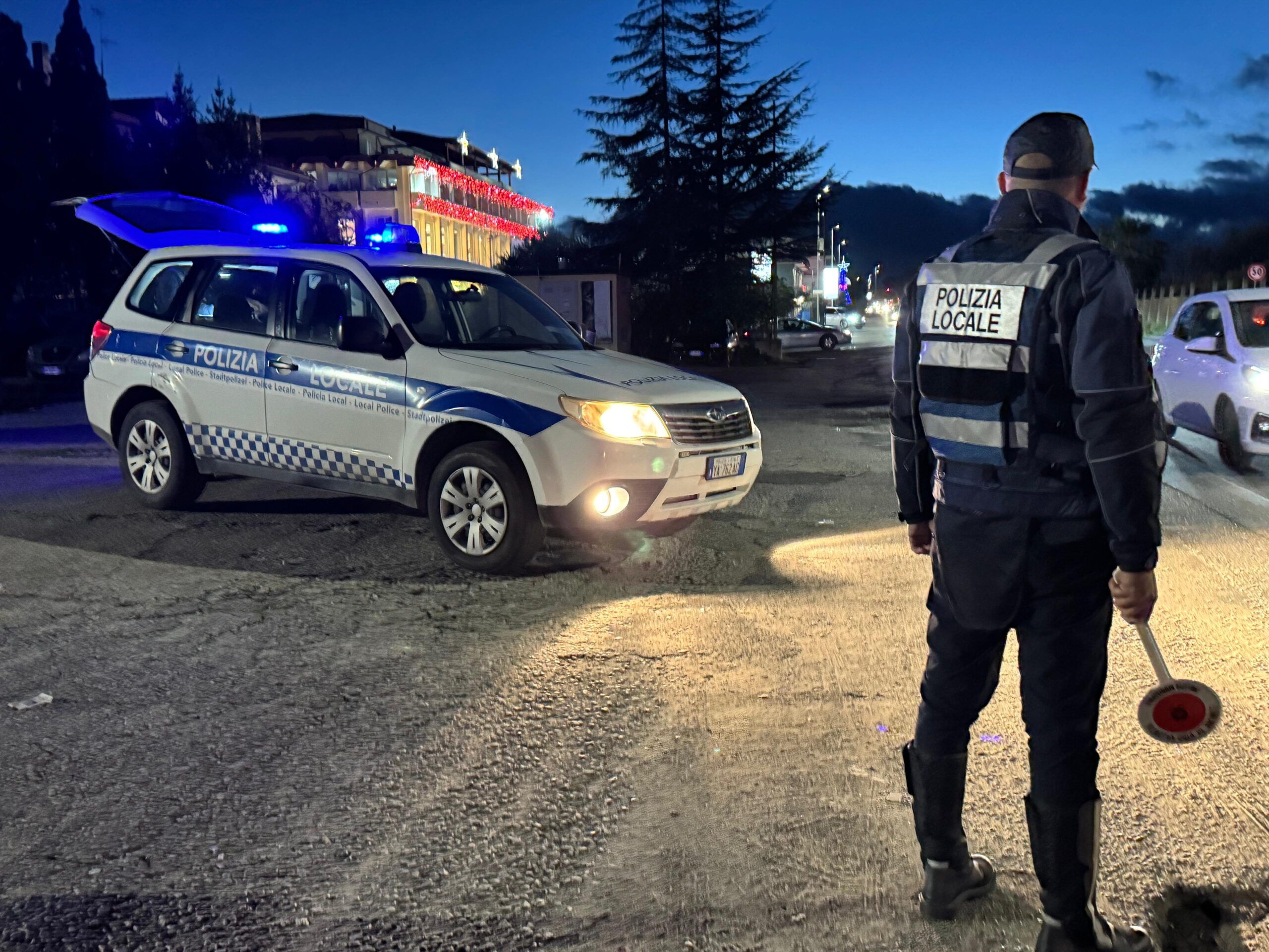 Vibo, forza il posto di controllo e scatta l’inseguimento in pieno centro: denunciato