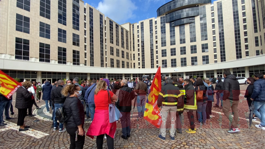 Lavoro e sanità, Usb, Cobas e Orsa in piazza: «Chiederemo un tavolo ad Occhiuto» – VIDEO