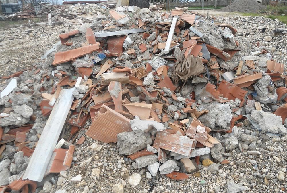 Sversava due tonnelate di rifiuti speciali, sorpreso e denunciato