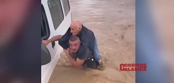 Maltempo a Lamezia Terme, i vigili del fuoco salvano un anziano – VIDEO