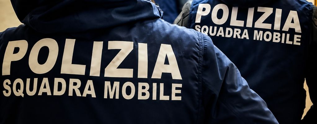 Aggredisce una donna con un cacciavite e investe due persone
