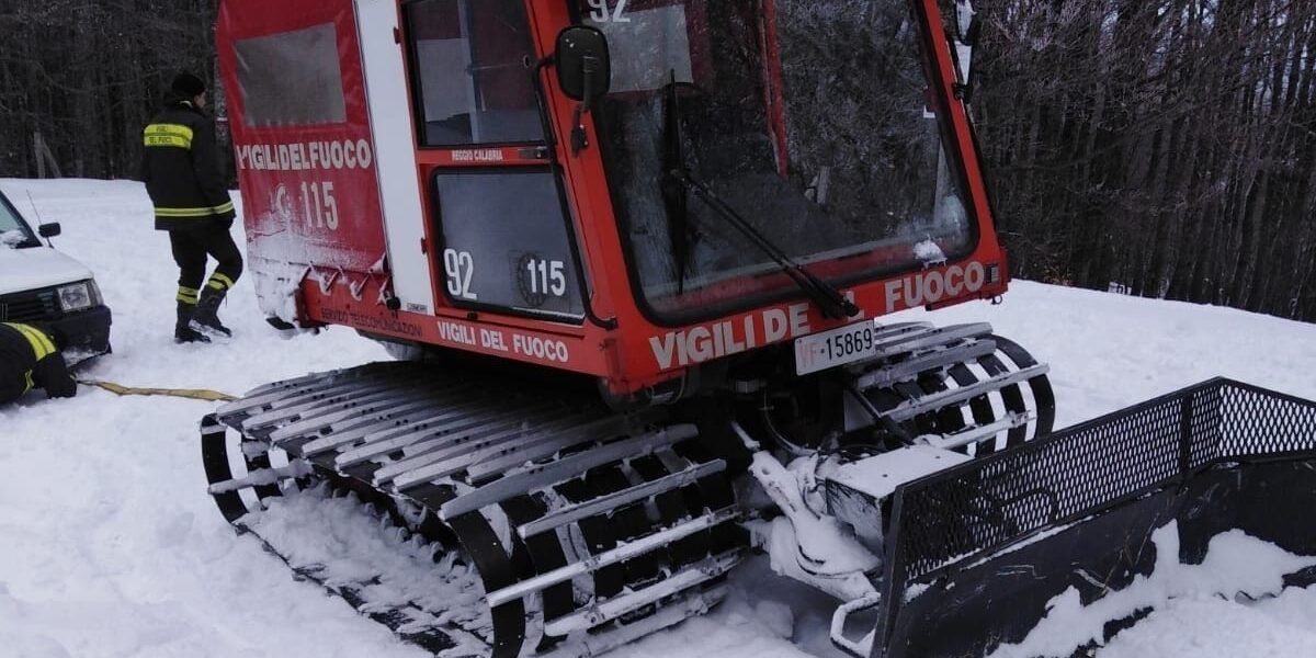 Bloccati sulla neve in Aspromonte, i Vigili del fuoco li salvano