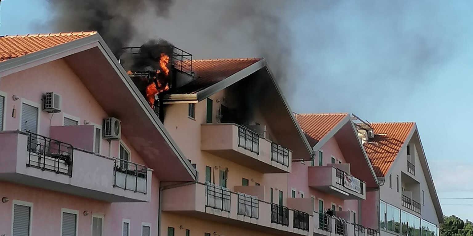 Paura ad Amantea. In fiamme una cucina. Salvata una coppia – VIDEO e FOTO