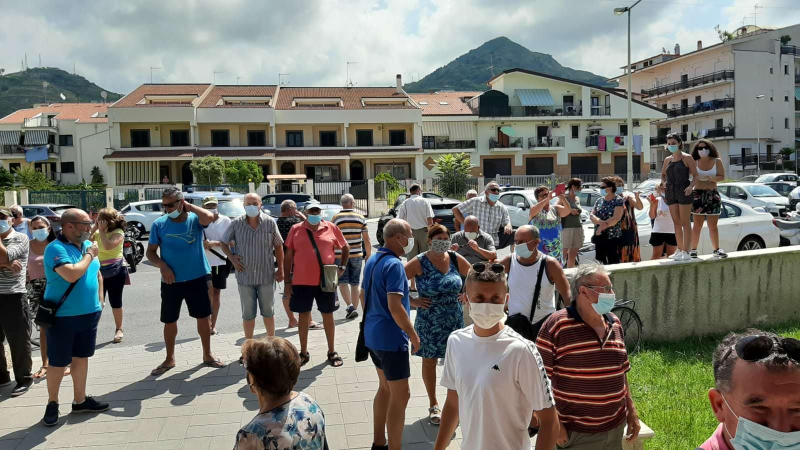 Migranti ad Amantea, la protesta si sposta al Comune. Turco: «Situazione sotto controllo» – FOTO