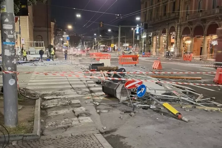 Guerriglia alla stazione di Bologna, devastazione e danni