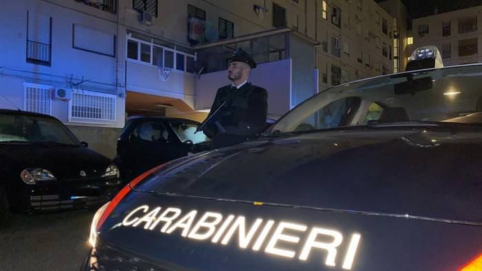 Nascondevano pistola e munizioni in un'autorimessa: tre arresti a Nicotera
