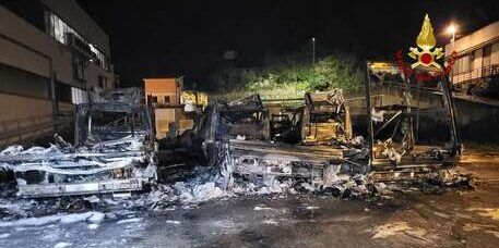 In fiamme otto camion dell’azienda Marr di Carasco, ipotesi ‘ndrangheta