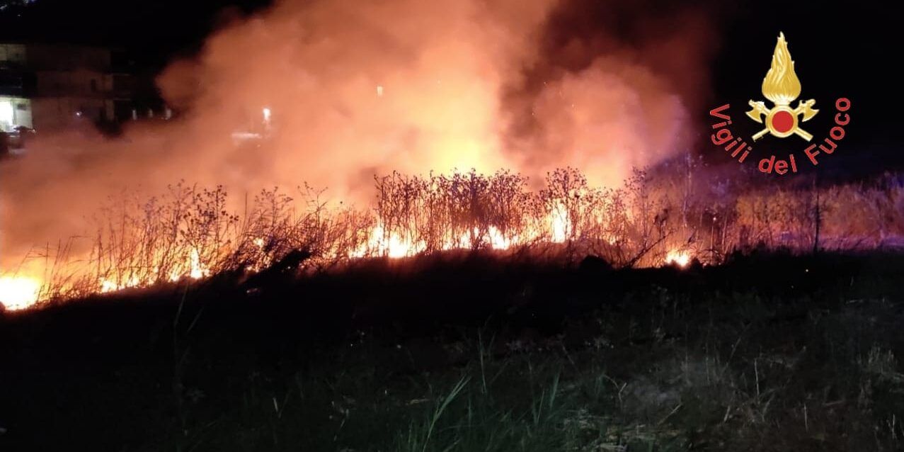 Un incendio minaccia il Comando Legione Carabinieri Calabria