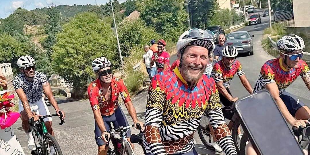 Jovanotti attraversa la Calabria in bici. Il grande abbraccio della gente – VIDEO