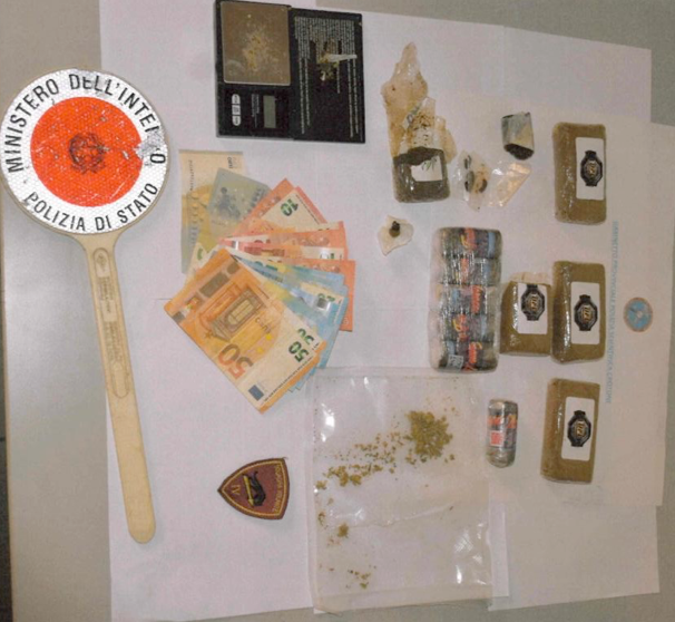 Il kit per lo spaccio e la droga conservati in lavatrice, 21enne in arresto a Crotone