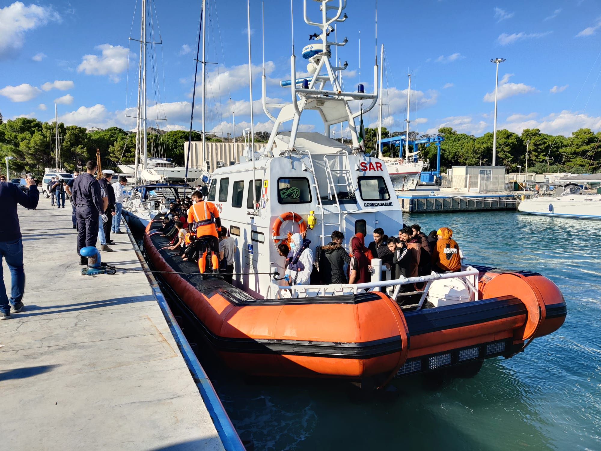 Terzo sbarco della giornata a Roccella, arrivate altre 87 persone – VIDEO