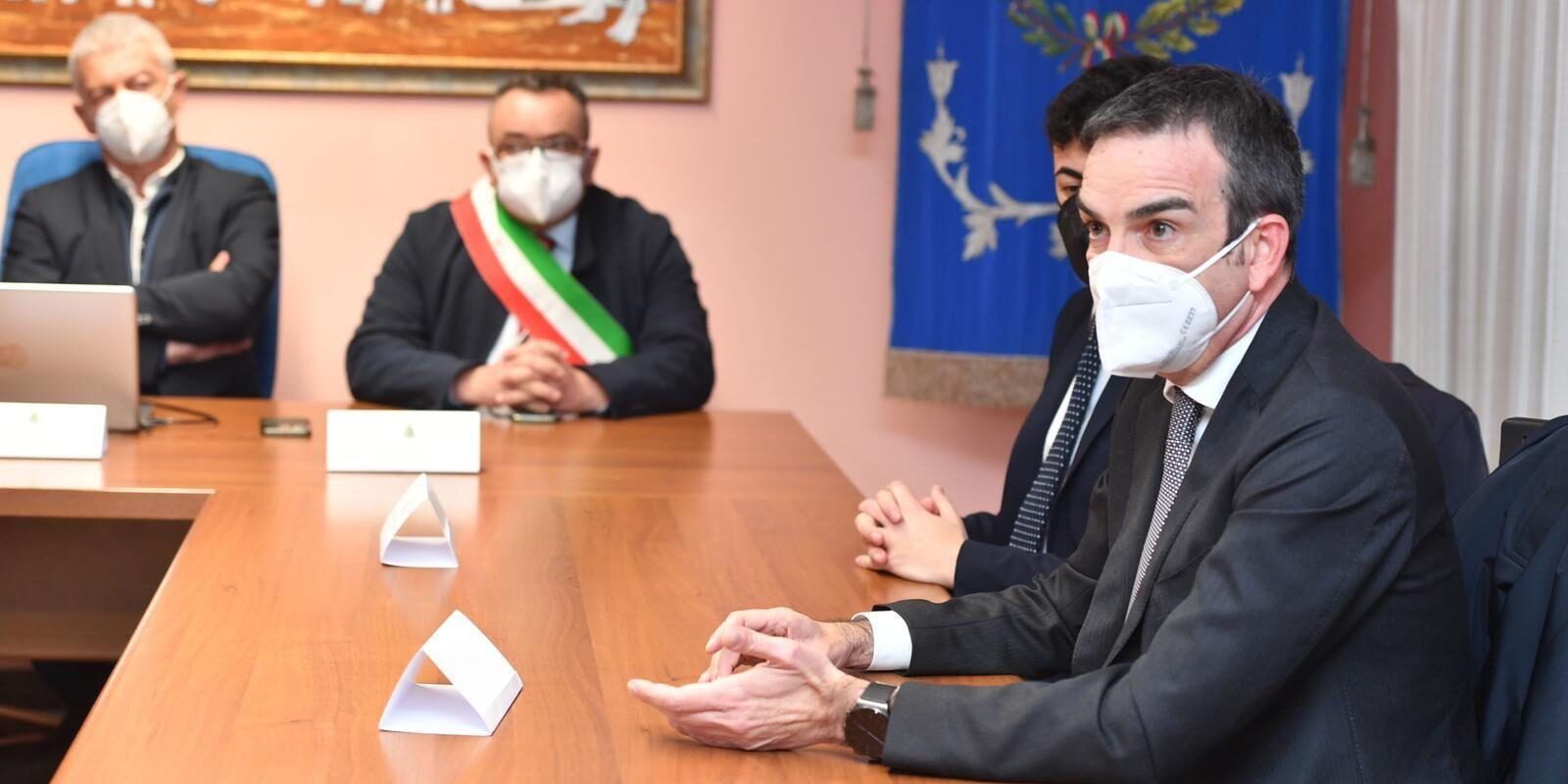 Occhiuto a Platì: «Prepotenti possono incendiare mille portoni ma non possono vincere» – VIDEO