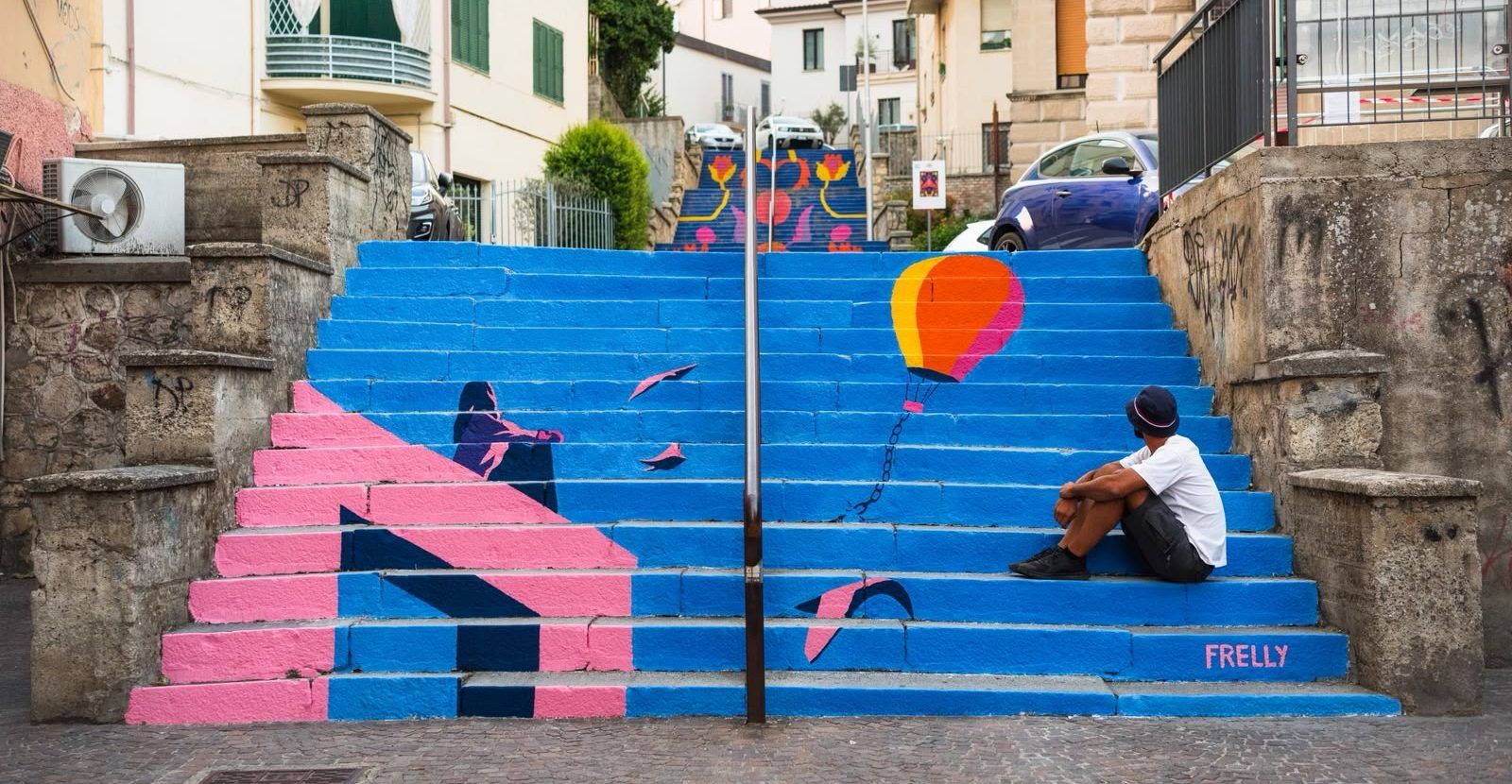 Catanzaro, la scalinata d’artista contro le intimidazioni agli amministratori: nasce “Libera dalle catene”