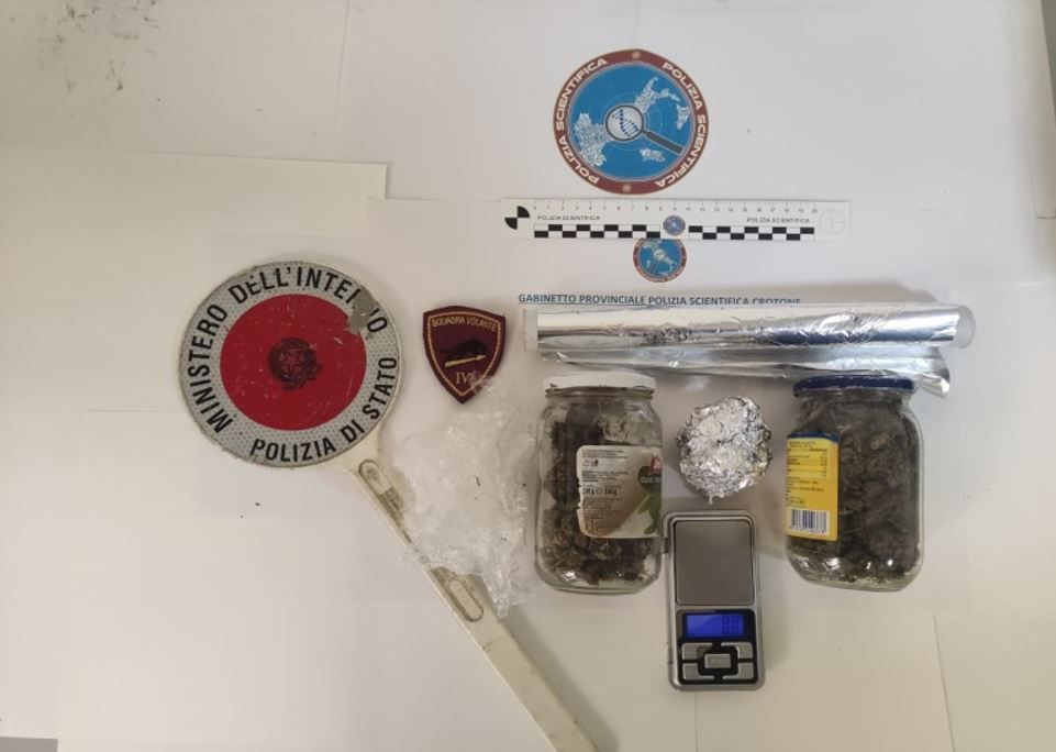 Centrale dello spaccio in casa a Crotone, in manette 53enne