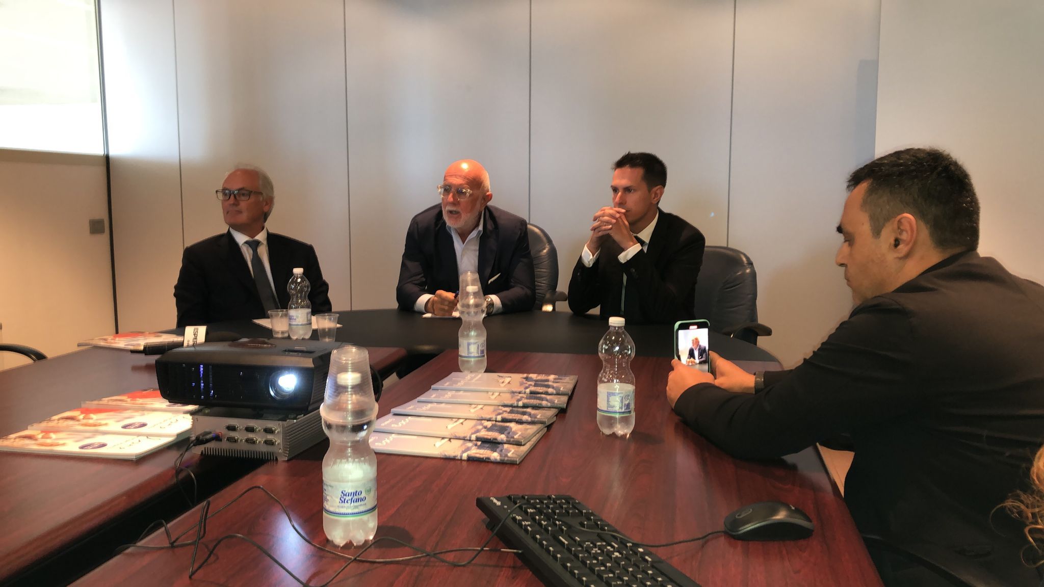 Aeroporti, primo volo Crotone-Roma con Sky Alps. «Oggi è un giorno di festa»