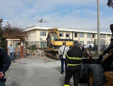 Crotone, demolite case abusive nel quartiere rom