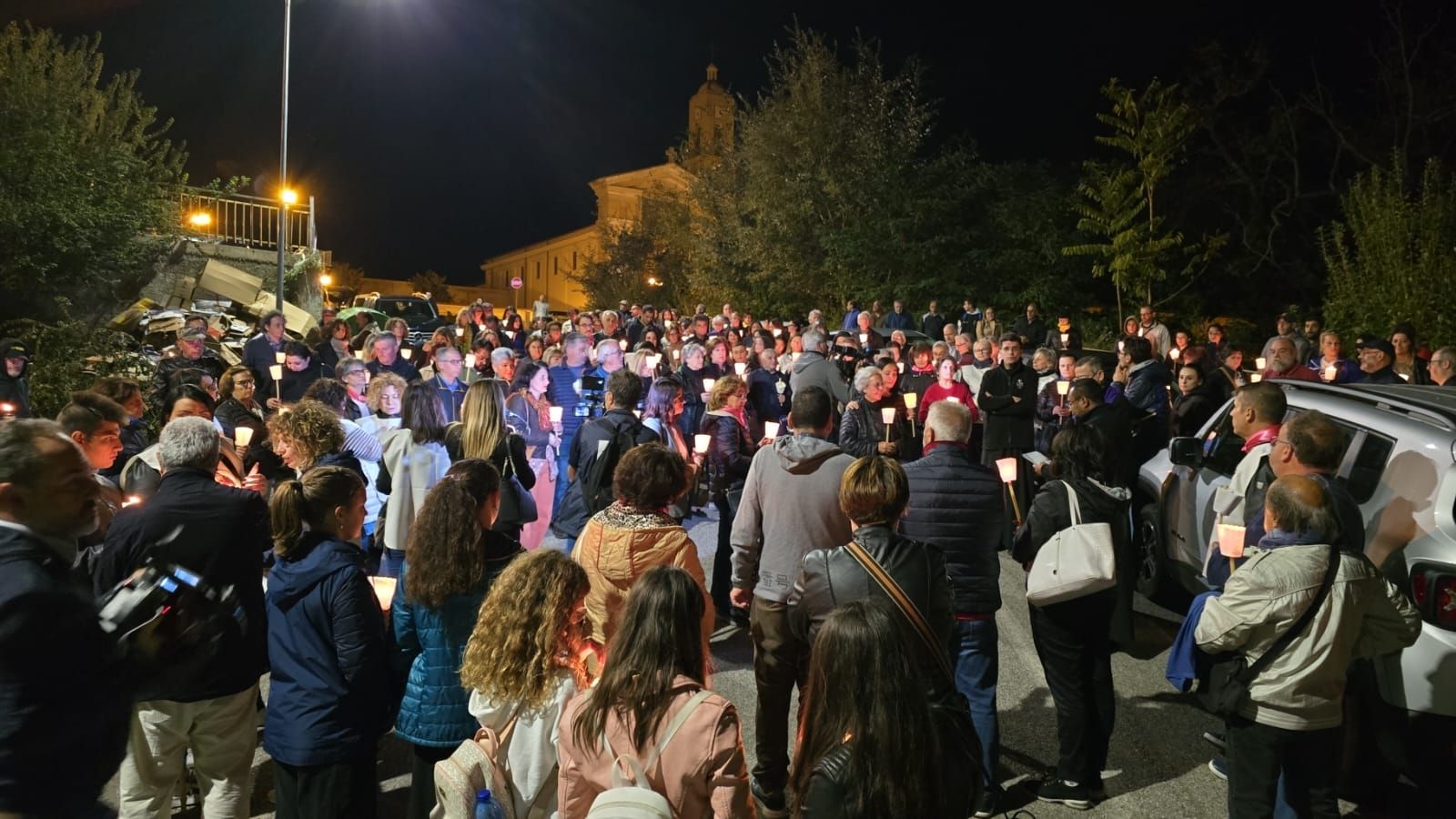 Folla commossa a Laurignano per la fiaccolata in memoria di Ilaria Mirabelli – FOTO E VIDEO