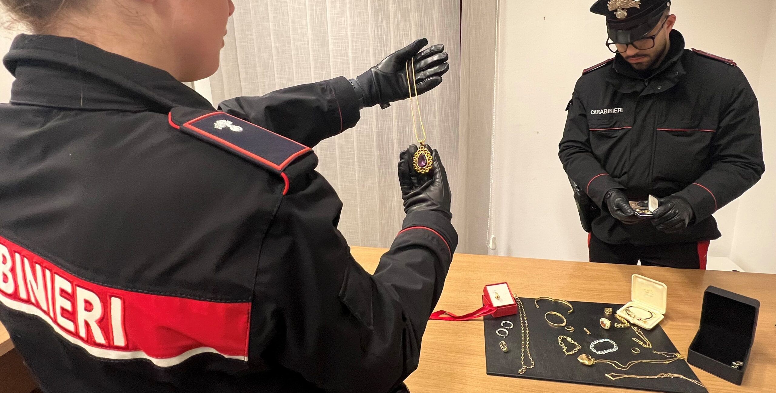 Ruba gioielli nella casa dove lavora, collaboratrice domestica 53enne arrestata nel Catanzarese