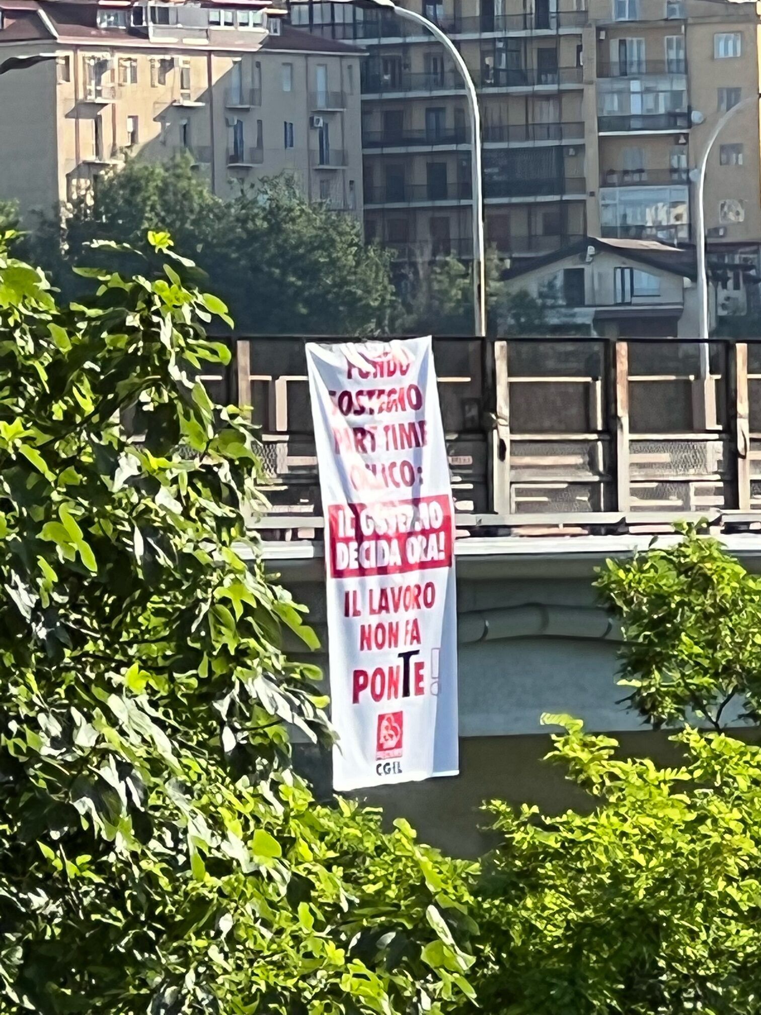 «Il lavoro non fa ponte», flash mob della Cgil. «Tanti part time disoccupati tra qualche giorno»