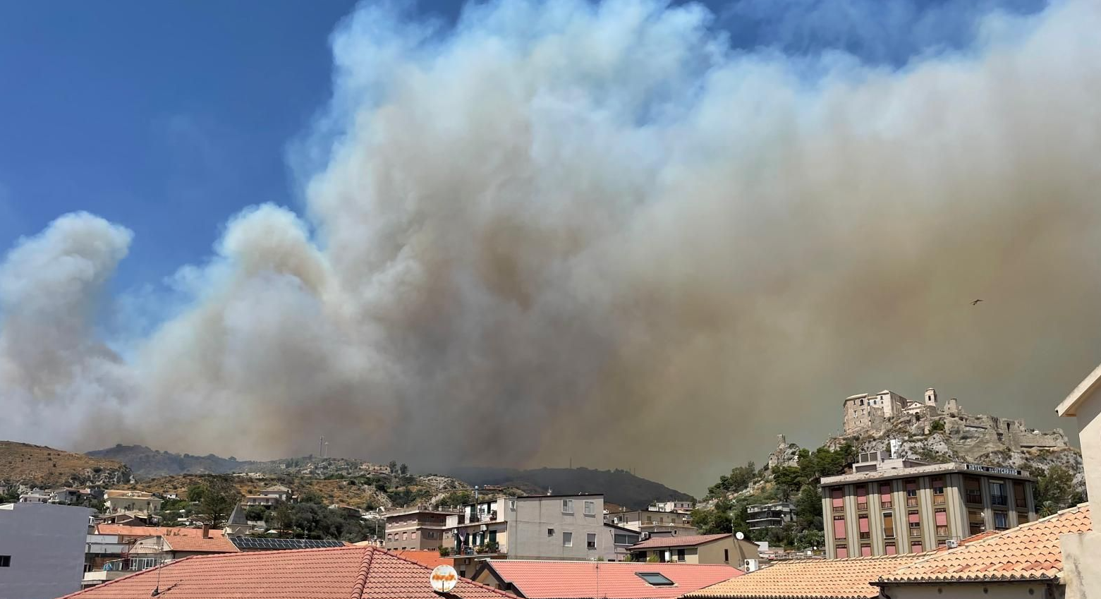 Incendi nella Locride, in fiamme Roccella e Gioiosa Ionica