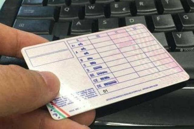 “Patenti facili” in cambio di denaro. A processo nove cosentini