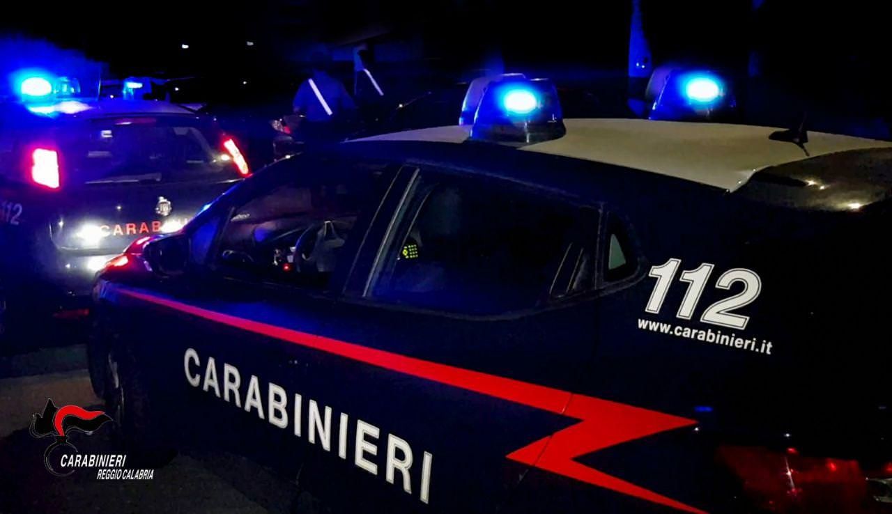 Beccati in moto con 122 piante di marijuana, due arresti nel Reggino