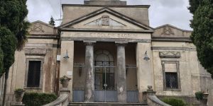 Da 9 mesi al cimitero di Vibo senza sepoltura, il Comune emette un’ordinanza
