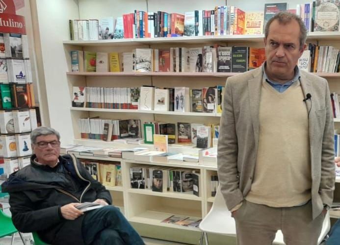 De Magistris presenta il suo libro a Lamezia. Ad ascoltarlo anche Antonio Saladino – VIDEO
