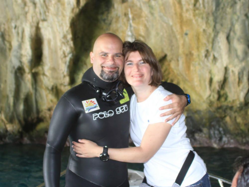 Arrigoni riemerge dopo l`apnea e chiede a Michela di sposarlo