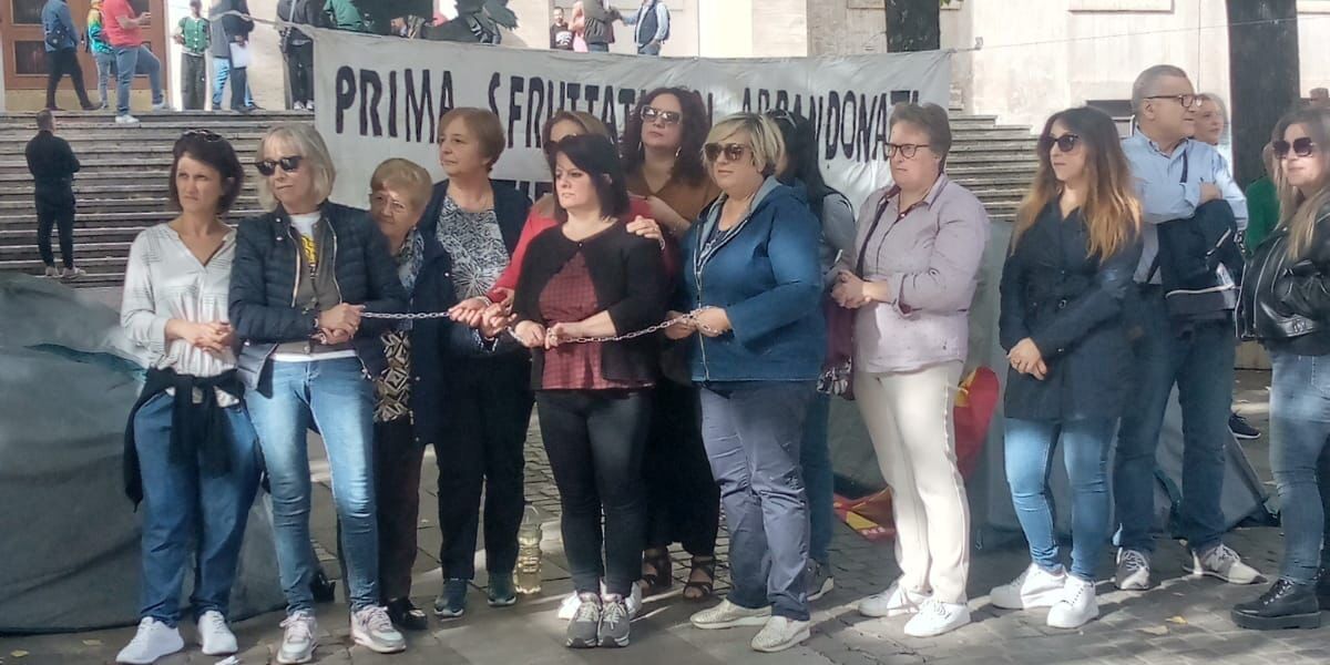 Tirocinanti calabresi in piazza da una settimana. «Ci incateniamo per avere risposte» – VIDEO