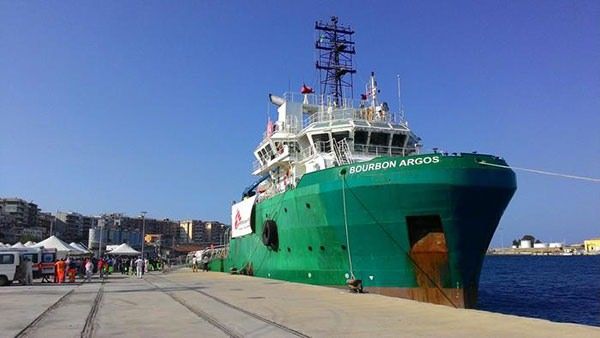 Profughi a Reggio, sbarcato anche un ferito da arma da fuoco