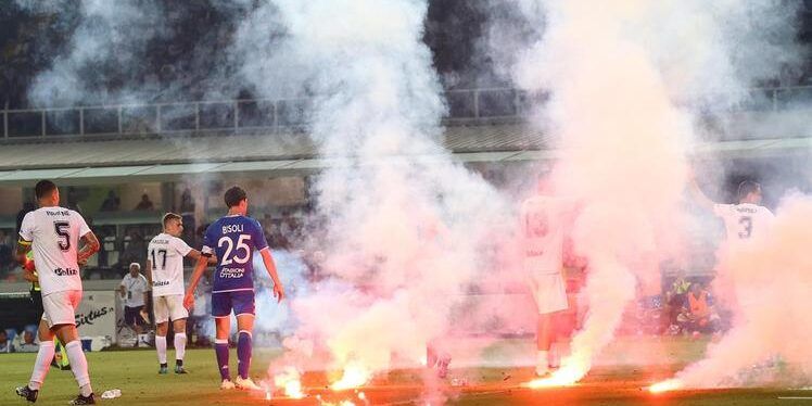 Caos nel finale di Brescia-Cosenza, il giudice sportivo assegna lo 0-3 a tavolino