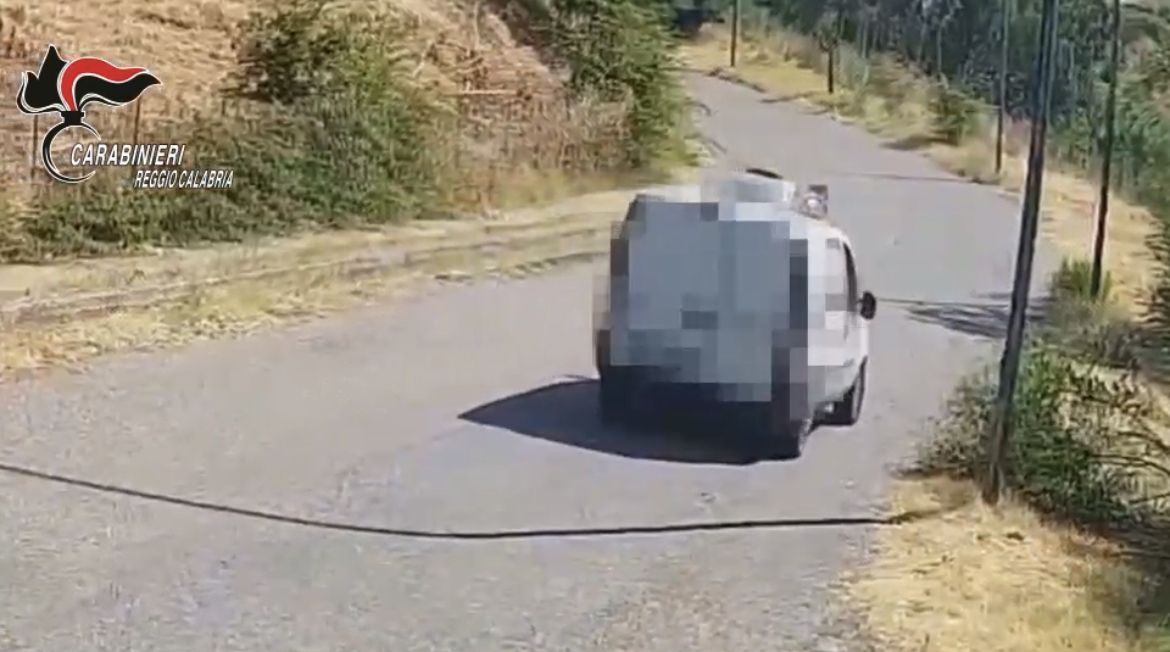 Abbandonavano rifiuti lanciandoli  in strada: a Stilo denunciati 4 rappresentanti di imprese – VIDEO