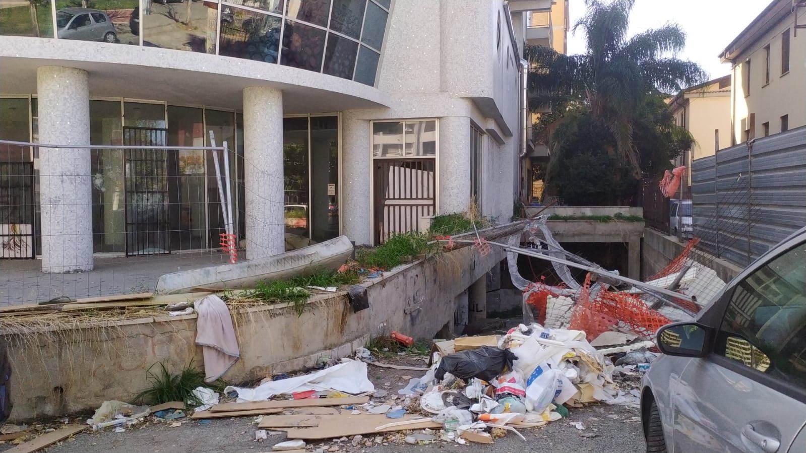 Ex hotel Centrale, la vergogna della discarica a cielo aperto nel cuore di Cosenza