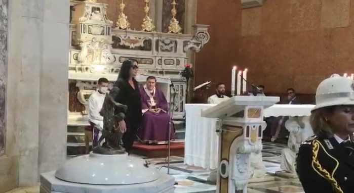 La nonna delle vittime del rogo: «I rom si sono gettati nelle fiamme per salvarli» – VIDEO