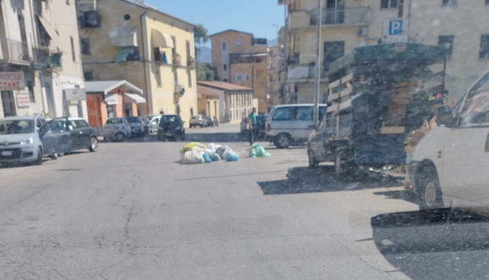 Cosenza, rifiuti in strada (tra l’indifferenza generale) su via Romualdo Montagna