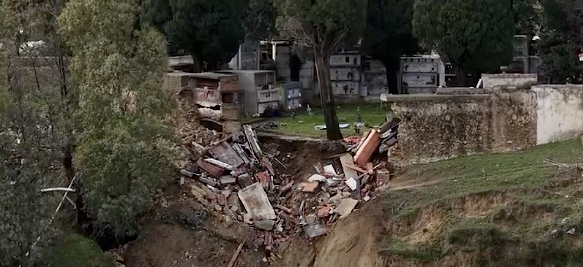 Il dolore dopo la tempesta. A San Mauro Marchesato il difficile recupero delle bare – FOTO