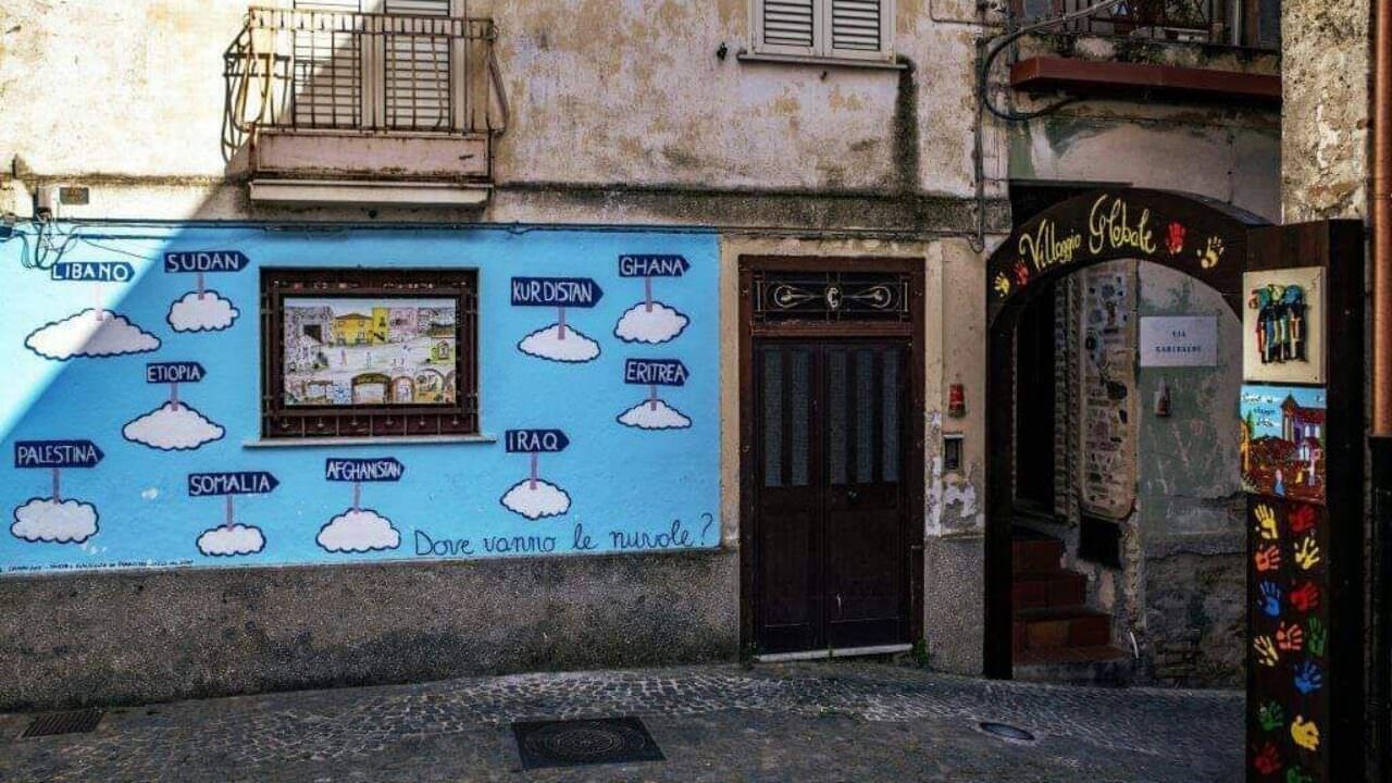 Riace, titolare del negozio incendiato condivide i proventi della raccolta fondi