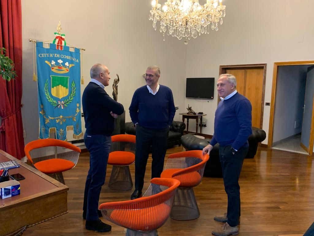 Cosenza, il sindaco incontra Raffaele Bruno. Il medico curò il “Paziente uno”