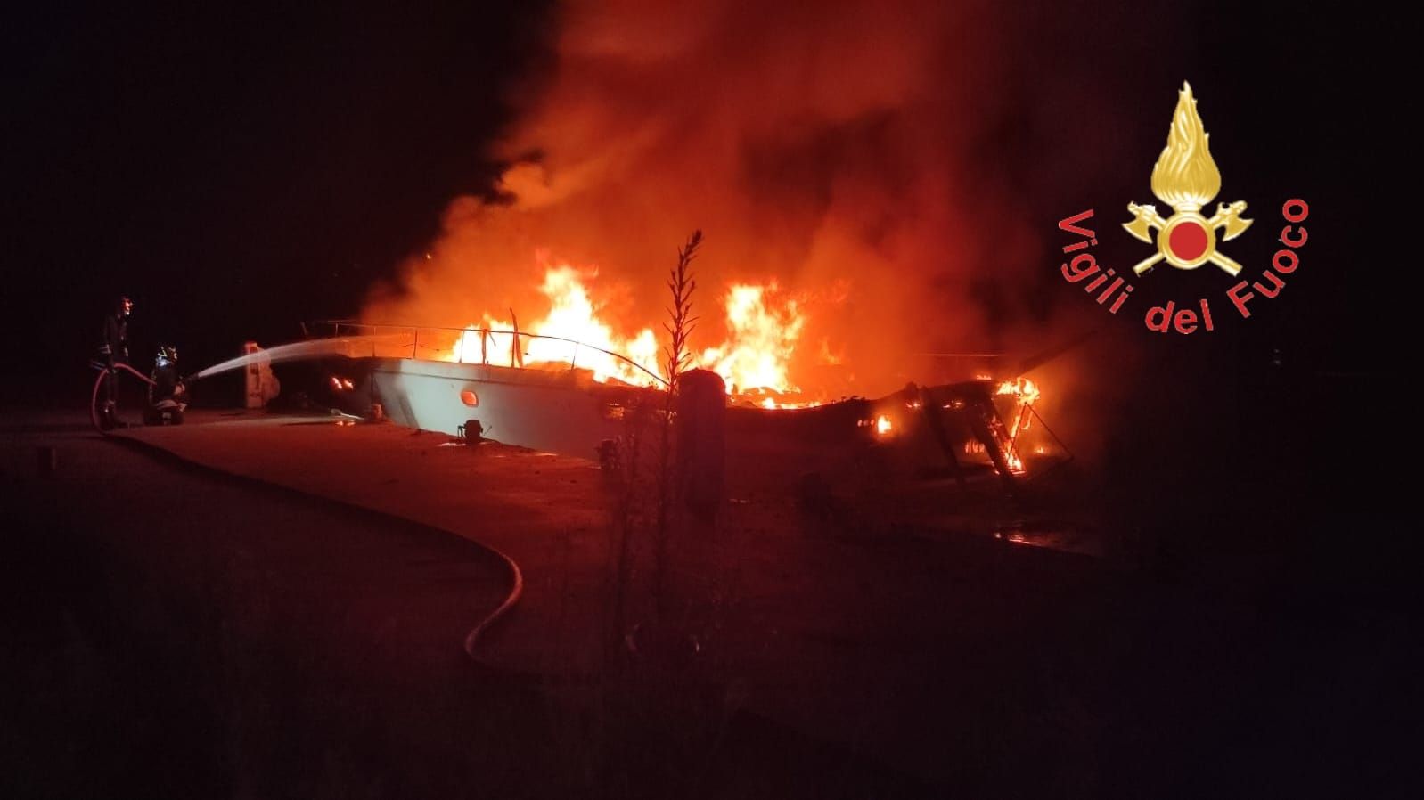 Badolato, in fiamme una imbarcazione ormeggiata nel porto – FOTO