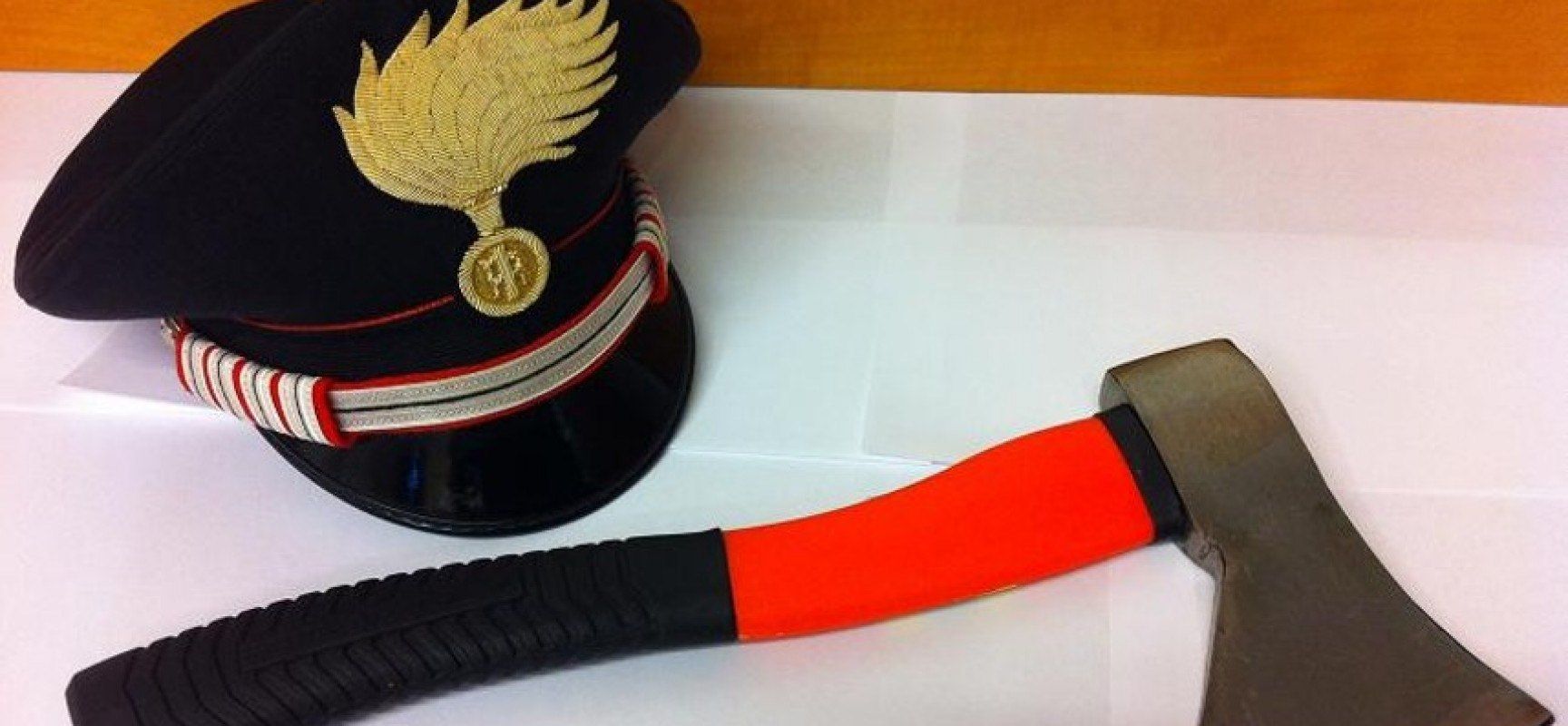 Ferisce l'ex genero a colpi di accetta, arrestato