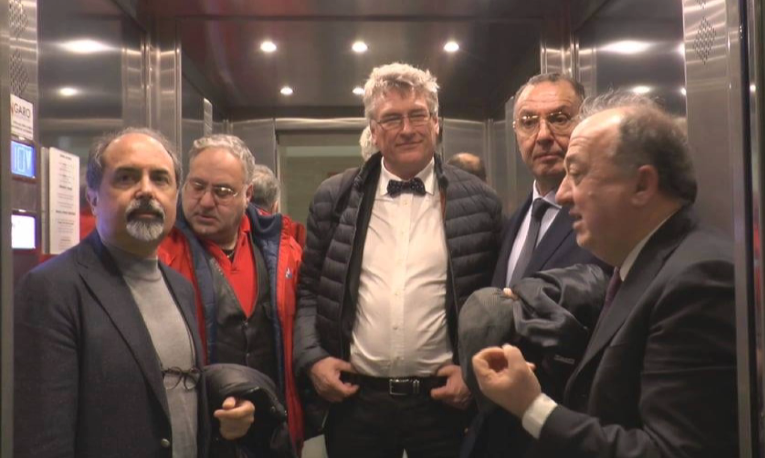 Sanità, pomeriggio di fuoco in Cittadella. E Grillo rilancia: «Stadio terminale»