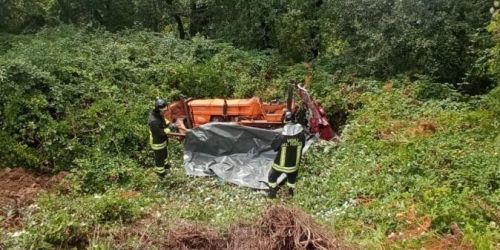 Falconara Albanese, si ribalta un trattore: muore 42enne