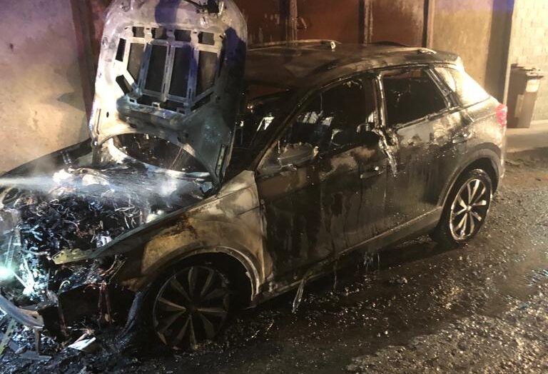 Corigliano Rossano, ennesima auto avvolta dalle fiamme: è la 29ᵃ dall’inizio dell’anno