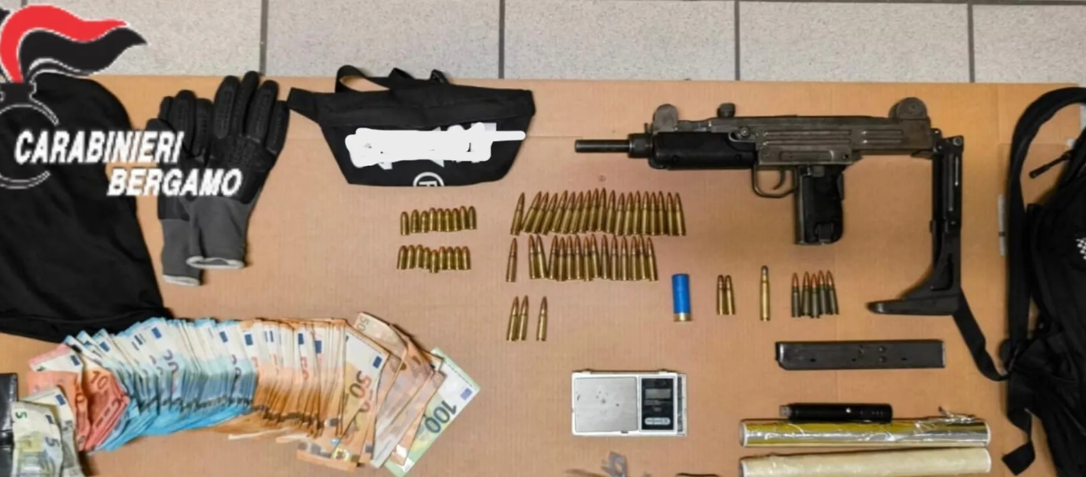 Arrestato latitante con mitra e proiettili in auto