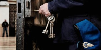 Crotone, cellulari e favori ai detenuti in cambio di soldi: arrestato agente della Polizia penitenzia