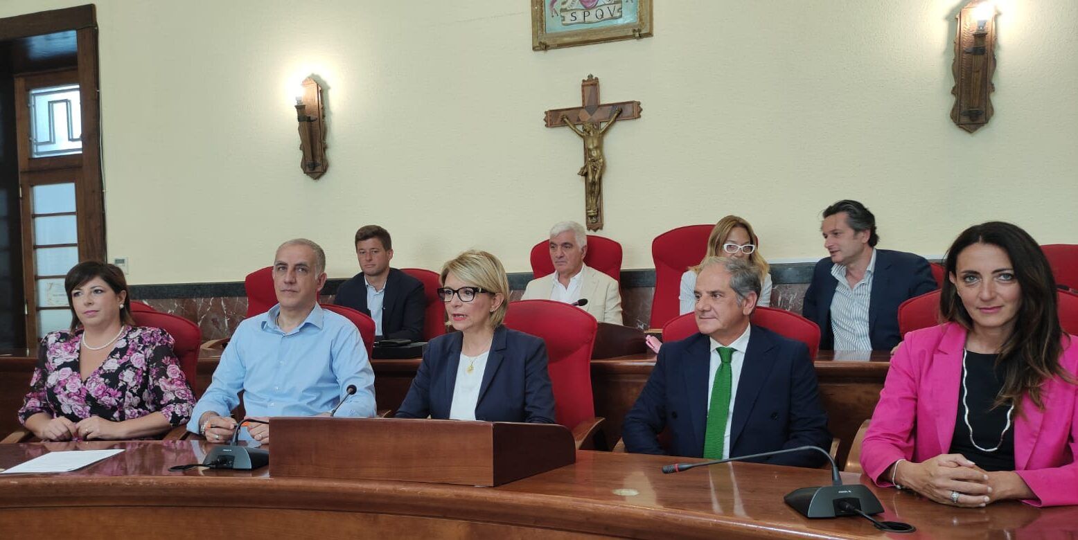 Vibo Valentia, il sindaco Limardo presenta la nuova Giunta: ecco le new entry – VIDEO E FOTO
