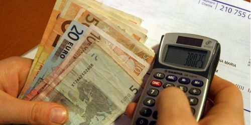 I rincari che strozzano i commercianti. «O aumentiamo i prezzi o si chiude»