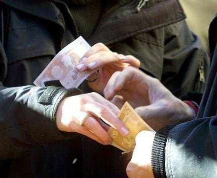 Estorsione a un anziano invalido, arrestati due coniugi