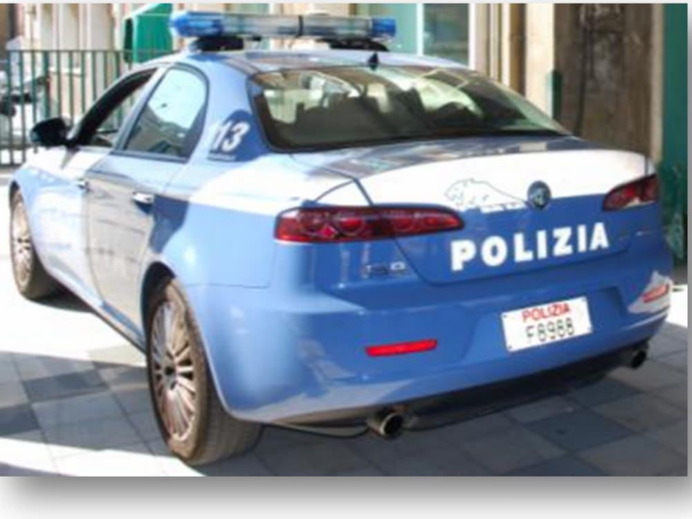 Sequestra e picchia la convivente, in manette 23enne